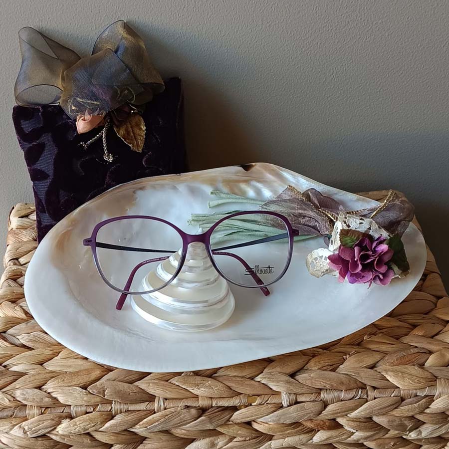 Glasses-on-tray-with-flowers